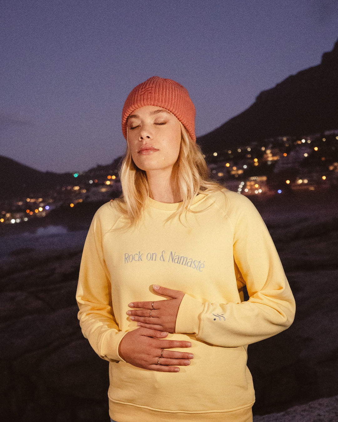 Rock on and Namasté Sweatshirt - Gelb